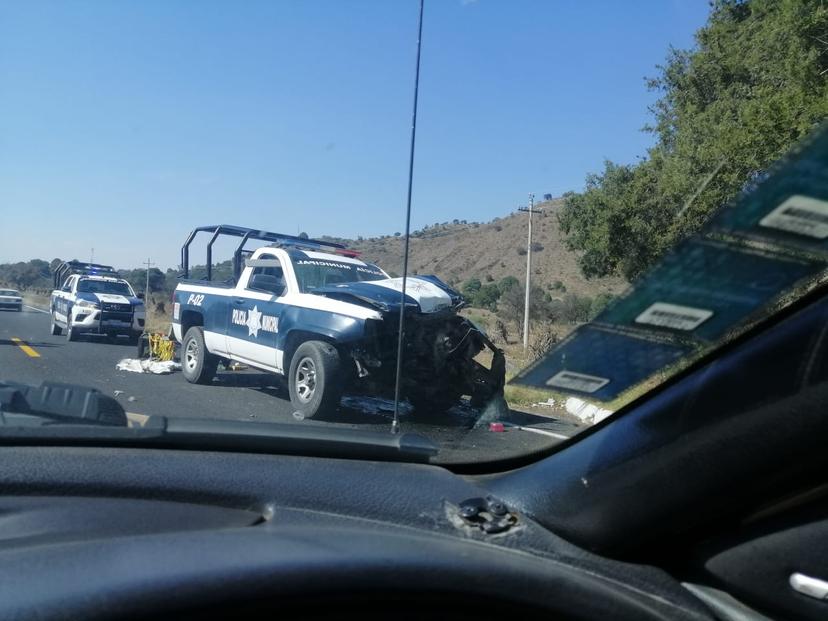 Policías de El Seco se estrellan contra tractocamión y lo vuelca