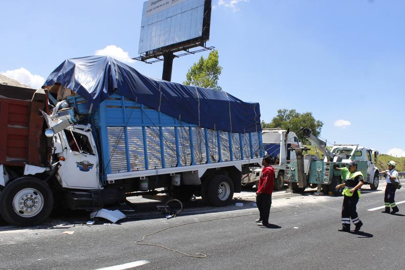 Un muerto y 2 prensados por choque en la Puebla-México