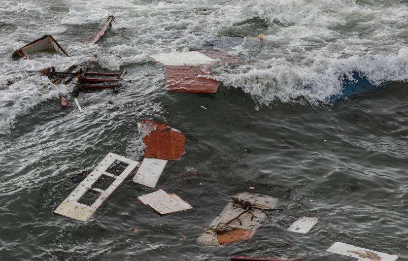 Naufragan 27 migrantes mexicanos en costa de San Diego