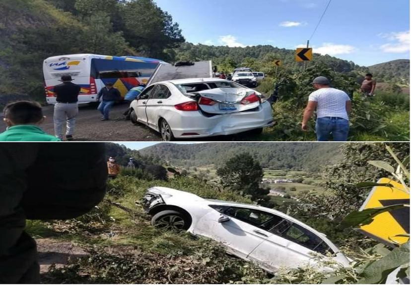 Por gravilla, vehículo termina en barranco de Zautla