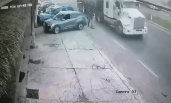 VIDEO Mariachi queda prensado entre auto y tráiler en la Chiautempan-Puebla