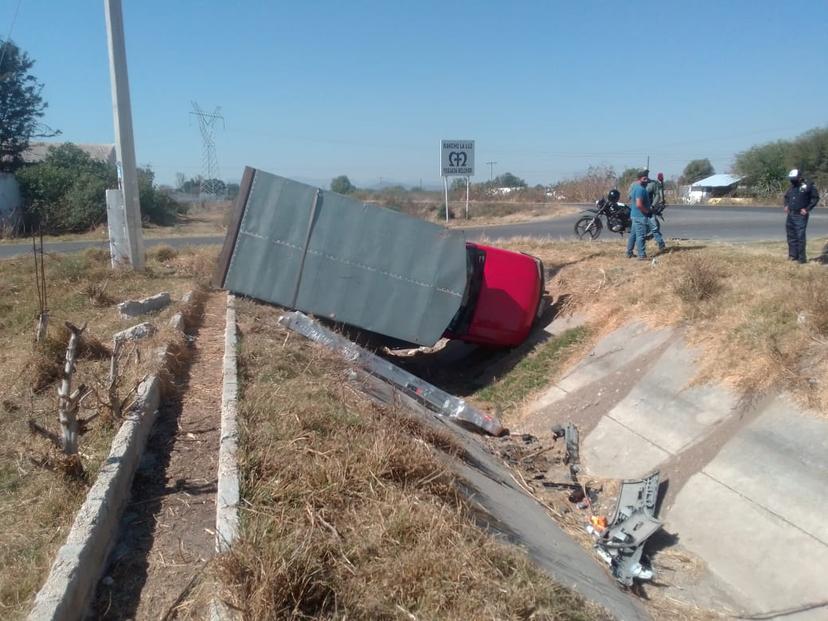 Vehículo termina en el fondo de un canal en Tecamachalco 