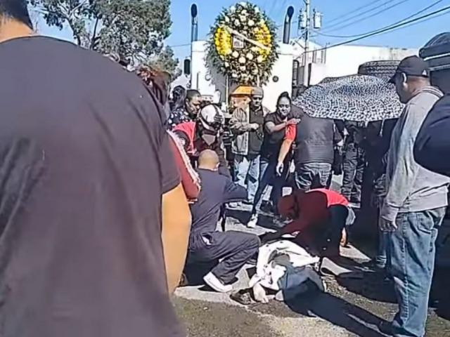 Se queda sin frenos y embiste a un cortejo fúnebre, hay 8 lesionados