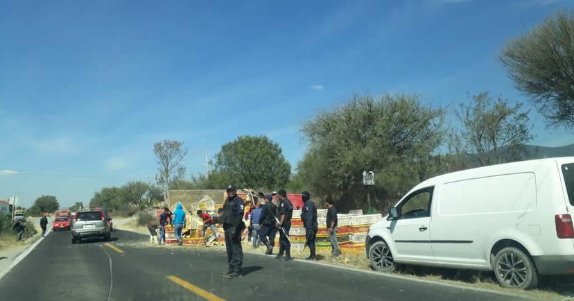 Vuelca con carga de gallinas vivas en la Puebla-Tehuacán