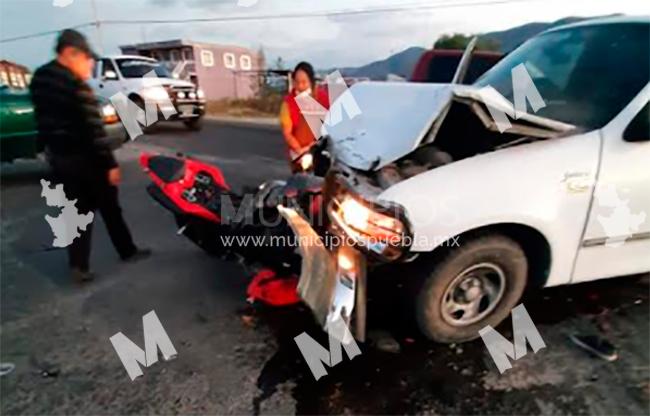 VIDEO Motociclistas se estampan contra auto y salen proyectados en Tecamachalco