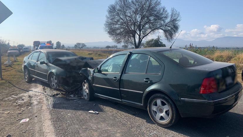 Neblina genera choque de frente entre dos autos en Tlacotepec de Benito Juárez