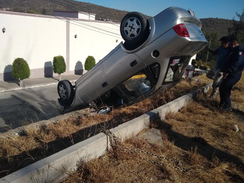 Vuelca auto en la carretera Tehuacán-Teotitlán por falla mecánica