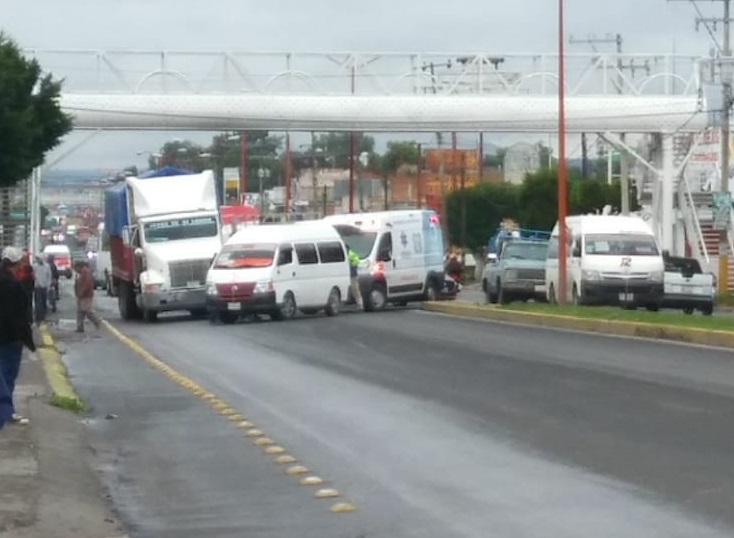 Roban un camión y terminan chocando en Tecamachalco