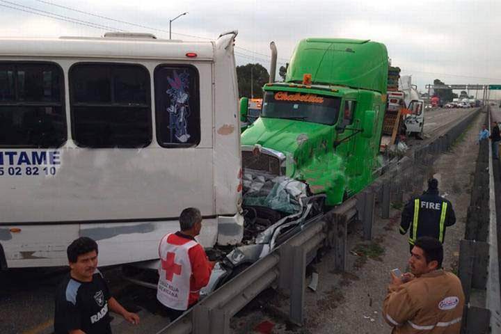 De milagro se salva al quedar prensado con tráiler en la Amozoc-Puebla