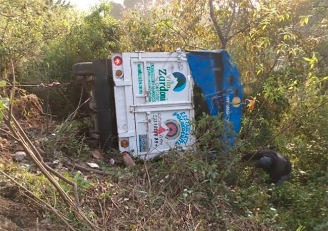 Peregrinos se van a barranca en la carretera Cohuatichan-Cuetzalan