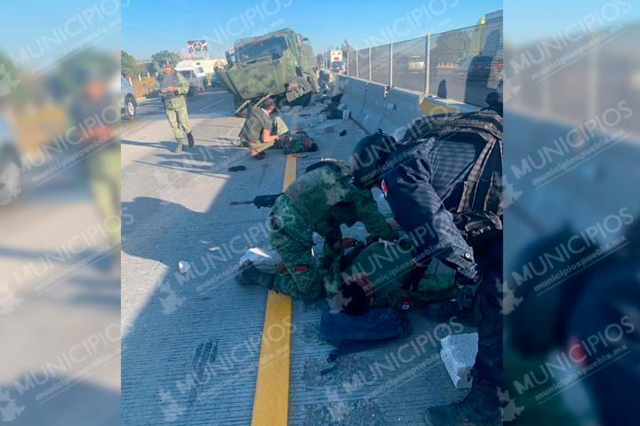 Fuerte volcadura de camión con militares en la Puebla-Orizaba