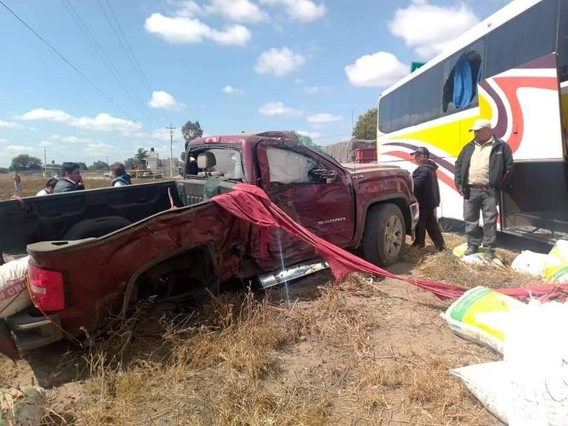 Por intento de asalto choca camioneta contra AU en la Acatzingo-El Seco