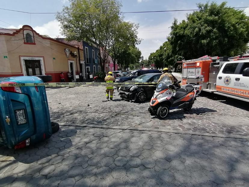 Choque entre particulares deja un auto volcado en Analco