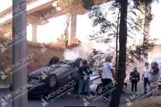 Auto vuelca y cae sobre otro en la lateral de la México-Puebla