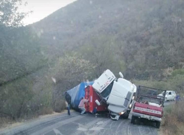 Se registra aparatoso accidente y genera caos vial en la Mixteca  