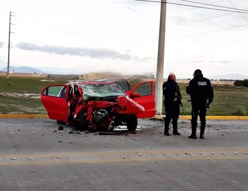 Acusan a policías de robar pertenencias de auto accidentado en Tepeyahualco