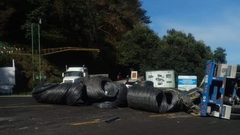 Caos vial en la México-Tuxpan tras volcadura cerca de Huauchinango