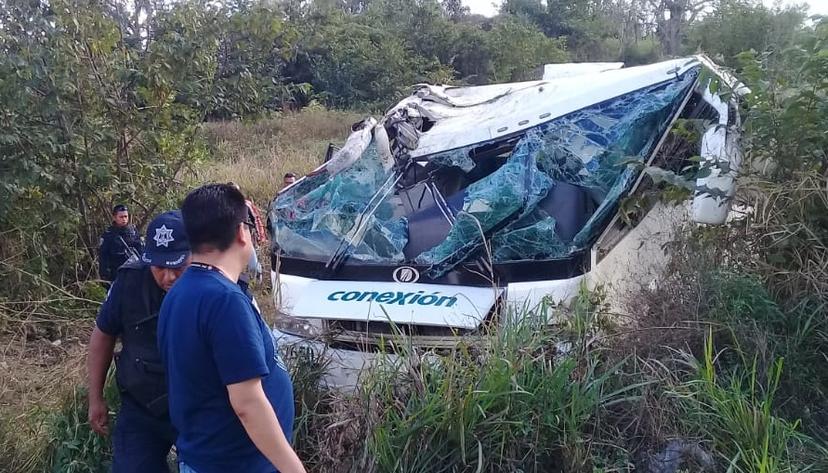 Volcadura deja 2 muertos y 17 heridos en Venustiano Carranza