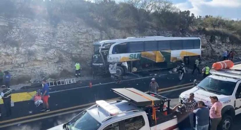 Se registra aparatoso accidente entre un autobús y tractocamión en la Cuacnopalan-Oaxaca