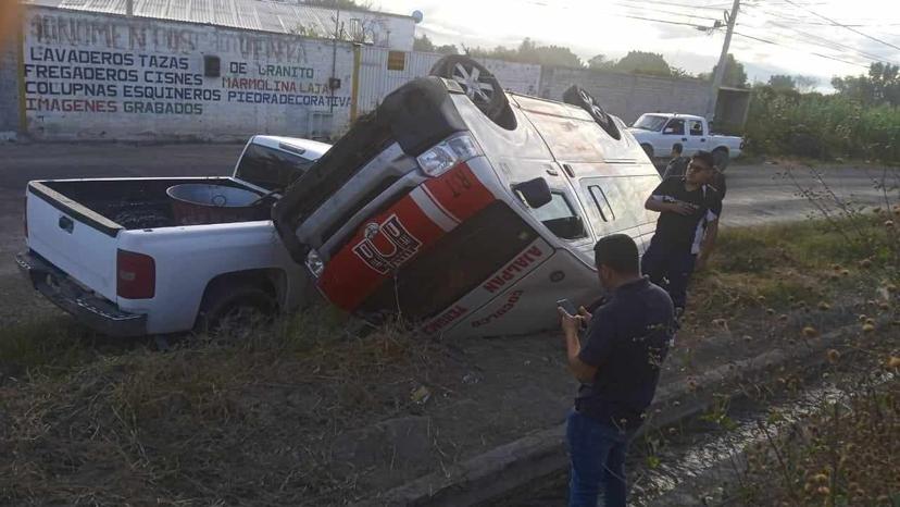 Vuelca colectiva en la estatal Tehuacán-Teotitlán