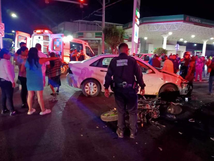 Pareja en moto resulta lesionada tras impactarse contra auto en Tehuacán