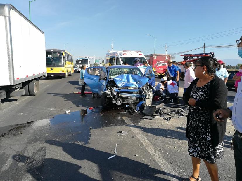 Familia se salva de milagro tras chocar contra camión en Tehuacán