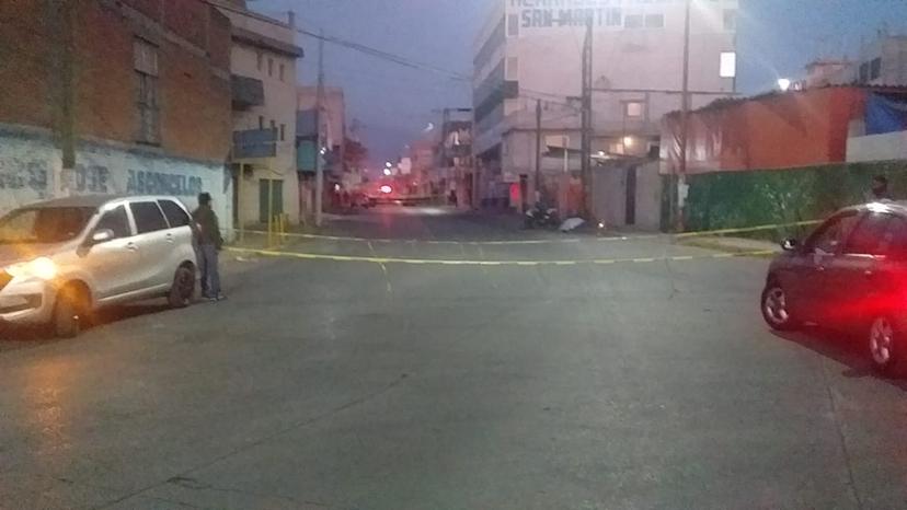 Joven motociclista derrapa y muere en calles de Texmelucan