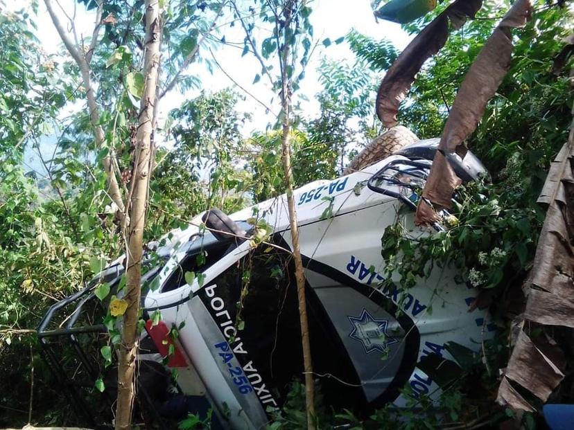 Patrulla con dinero de becas se va a barranca en la Sierra Negra de Puebla