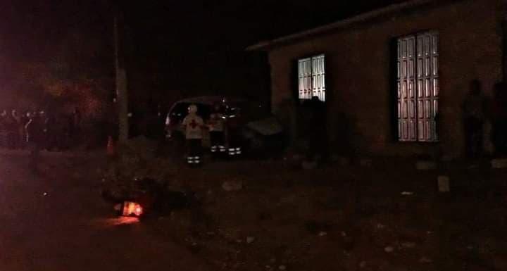 Policía ebrio embiste a moto con familia en Tepanco; hay dos muertos