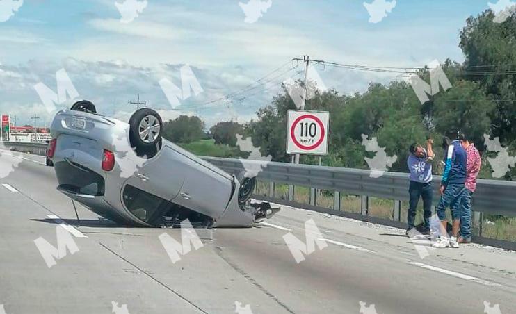 Tras viajar a exceso de velocidad sujeto vuelca auto en la Puebla-Orizaba