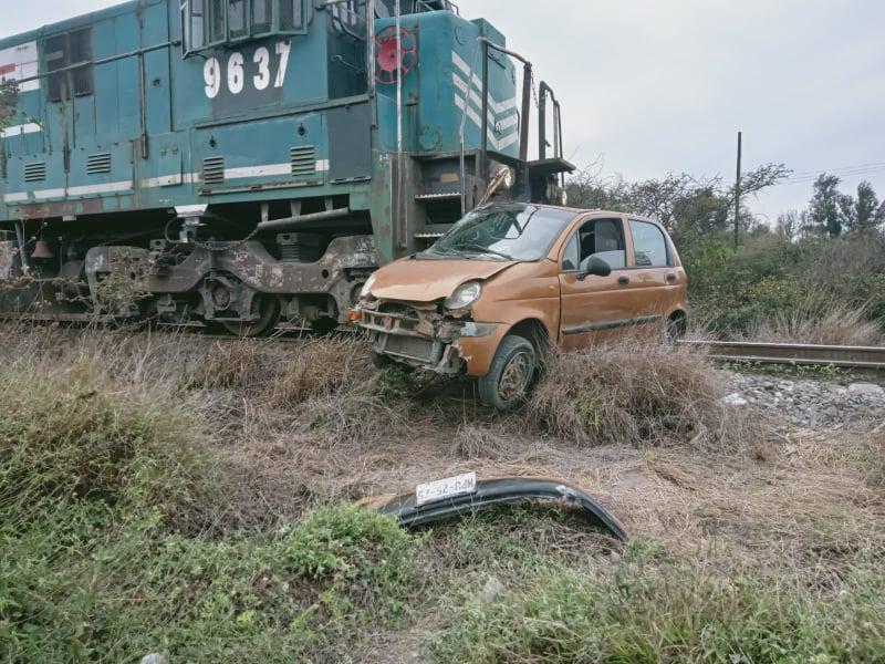 Se lo llevó el tren: conductor intentó ganarle el paso en Tehuacán