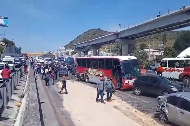 Un tráiler se queda sin frenos en la México-Puebla y choca con 10 autos