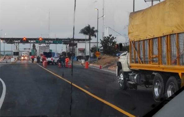 Por choque cierran la autopista Siglo XX a la altura de Atlixco