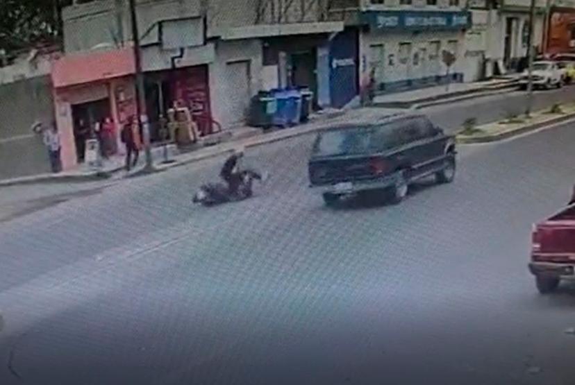 Conductor huye luego de chocar con motociclista en Tecamachalco