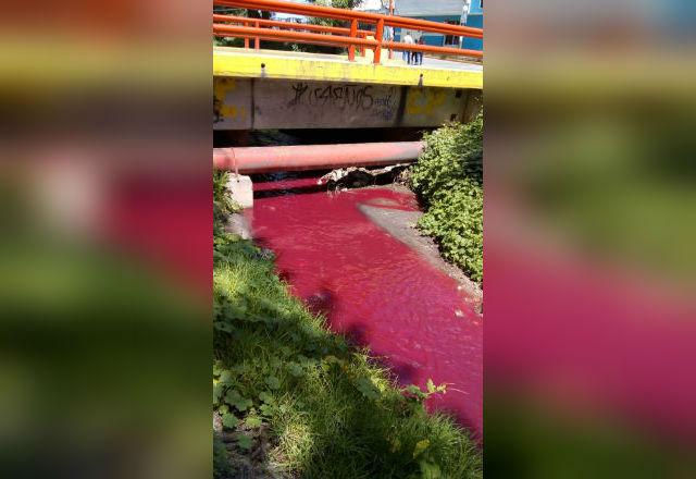 Mary Tex pinta de rojo el Acotzala, en región de Texmelucan