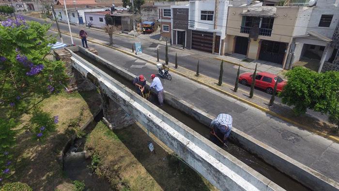 Limpian acueducto en Atlixco para evitar inundaciones