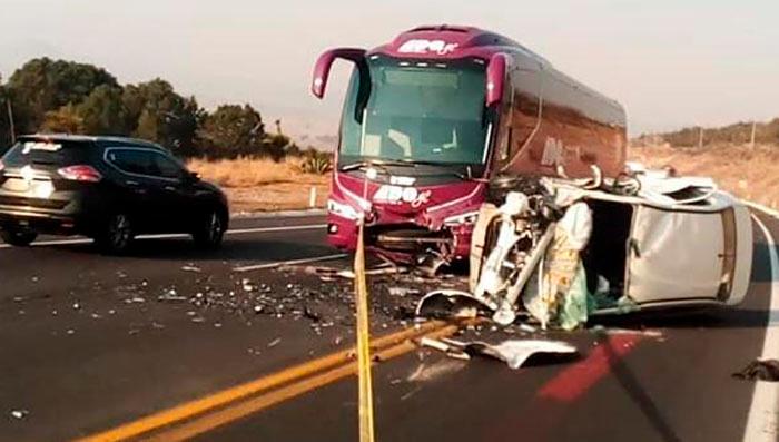 ADO destroza auto en la Teziutlán-Puebla; mueren tres