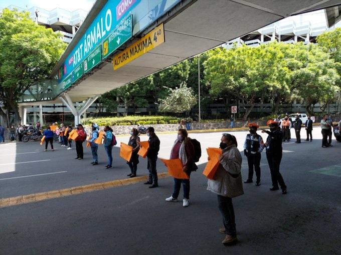 Exigen medicinas para niños con cáncer y bloquean aeropuerto