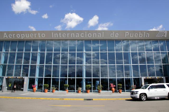 Suspenden vuelos en el Aeropuerto de Huejotzingo por caída de ceniza de Popocatépetl