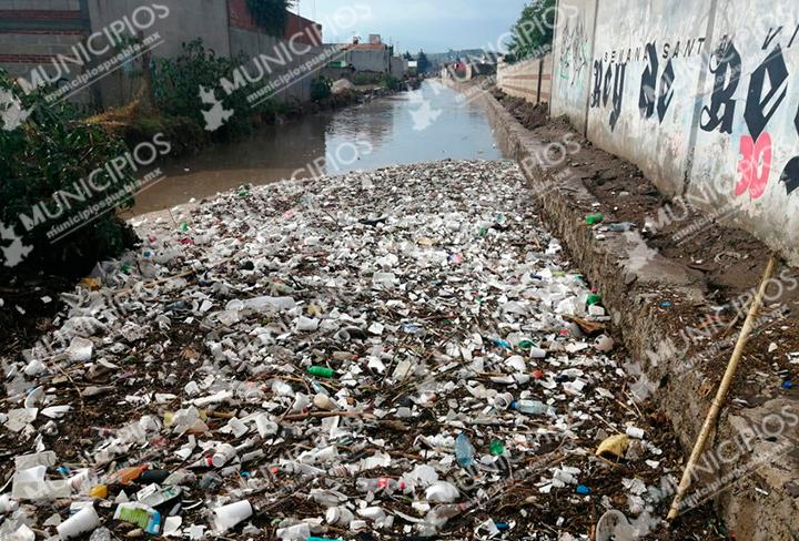 Fuerte lluvia en Amozoc, desborda una barranca de la zona