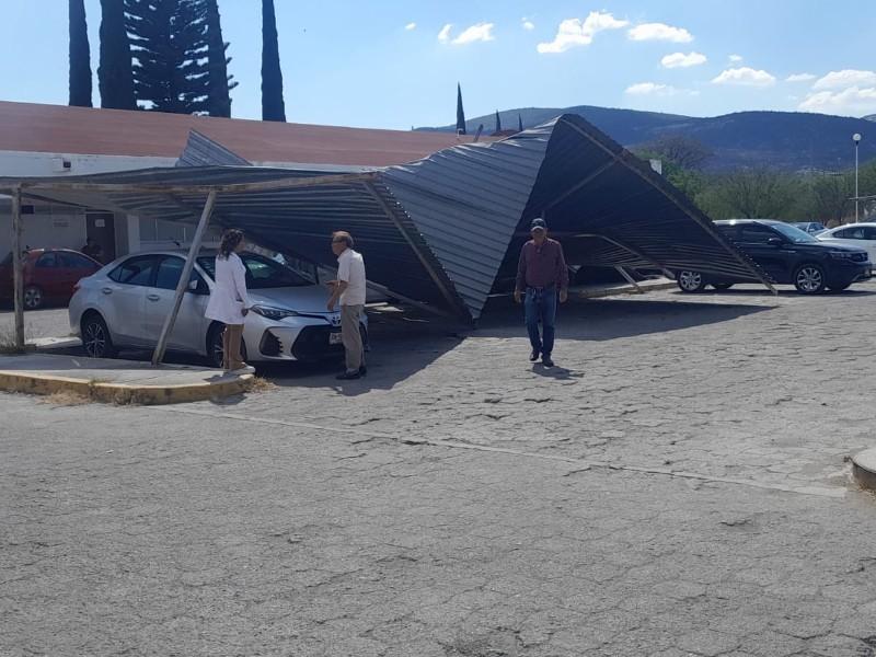 Se colapsa techo del estacionamiento del Hospital General de Tehuacán por ventarrón