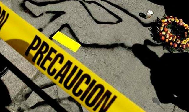 La violan, matan a sus papás y la obligan a llevar los cuerpos