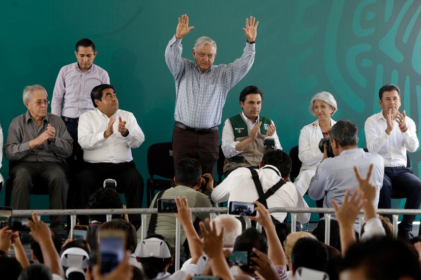 Niñas poblanas le cantan corrido a AMLO en la Mixteca