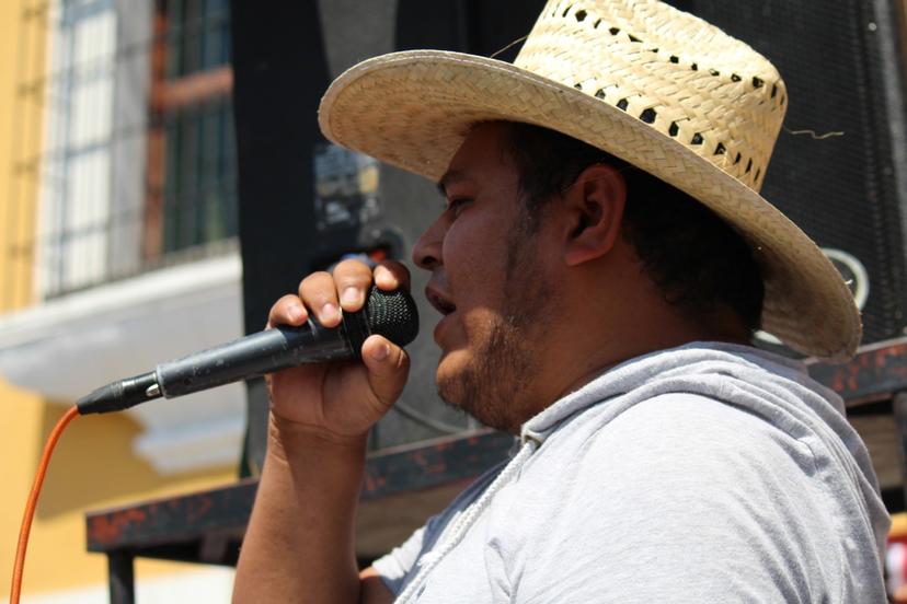 Con armas largas roban camioneta en el centro de Amozoc