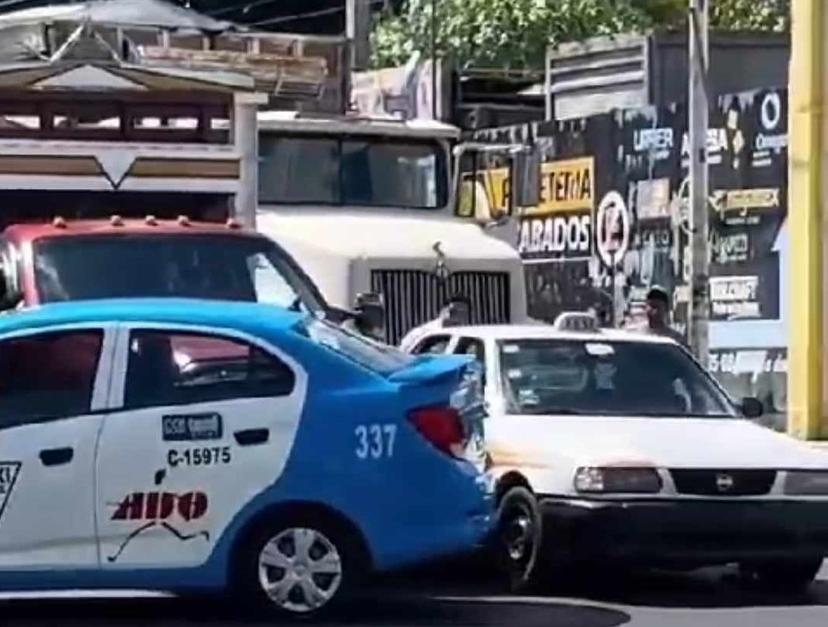 Exhiben en video a taxistas de Tehuacán agrediendo a un conductor