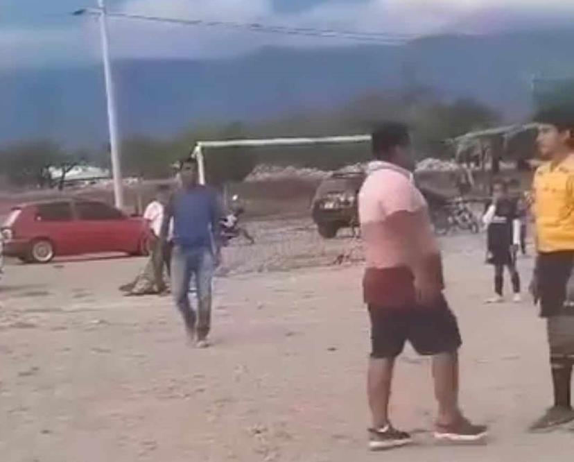 VIDEO Aficionado golpea a árbitro en partido infantil en Tehuacán