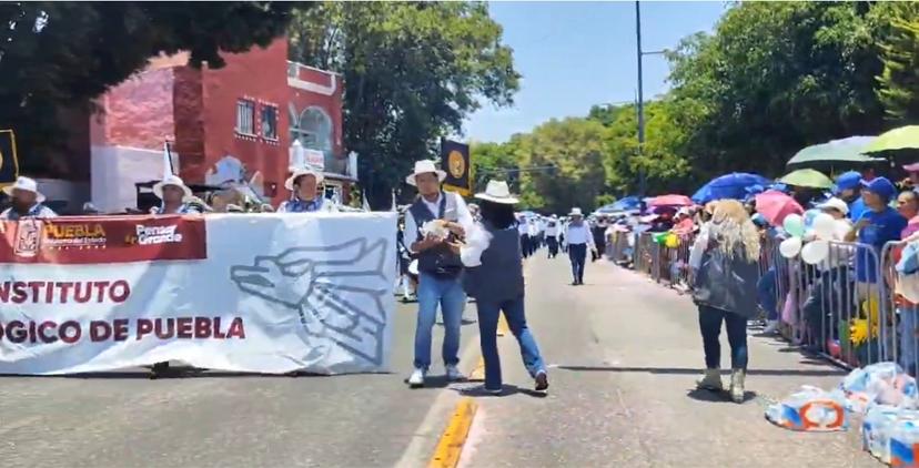 VIDEO Reparten agua a los contingentes del desfile