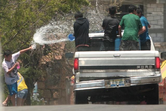 Advierten arrestos y multas por desperdiciar agua este sábado