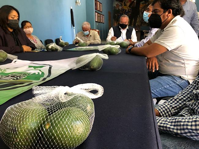 Entregan a aguacateros de Atlixco espacio en plazuela para comercializar