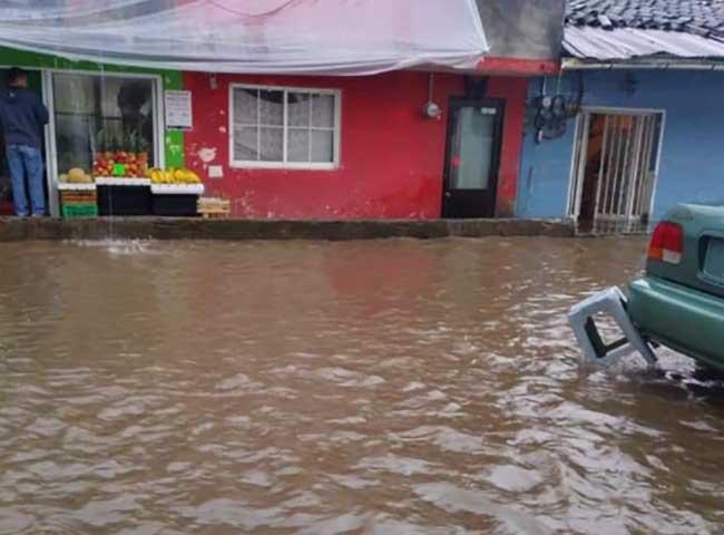 Obras mal hechas y lluvias provocan inundación de casas y negocios en Teziutlán